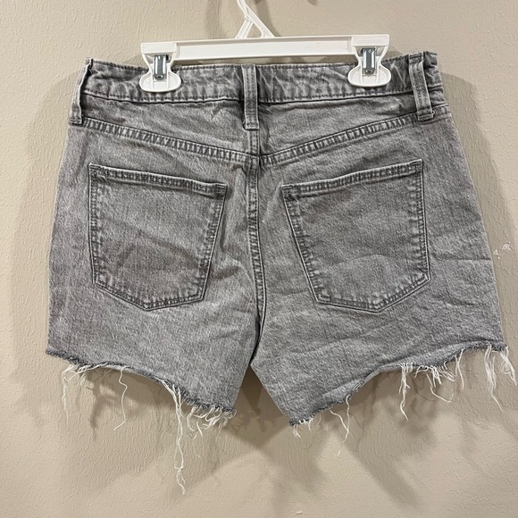 Gray High-Waisted Universal Thread Jean Shorts with Frayed Hem - Picture 2 of 10